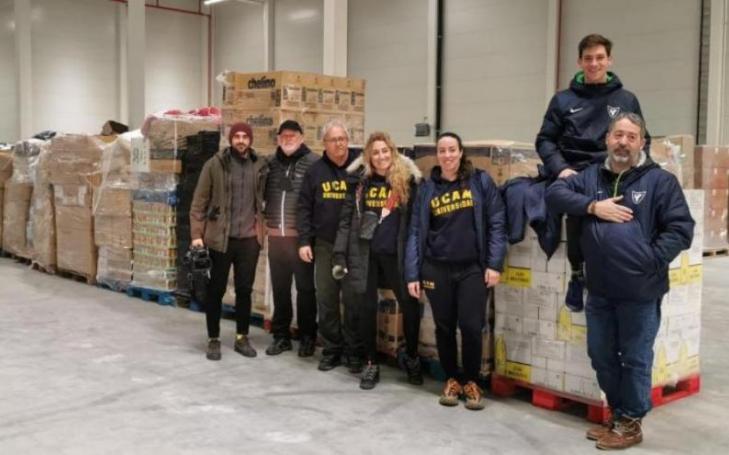 Volunteers of the University Platform for Peace helped with the unloading and handed over the urgent supplies to those responsible for distribution on the ground
