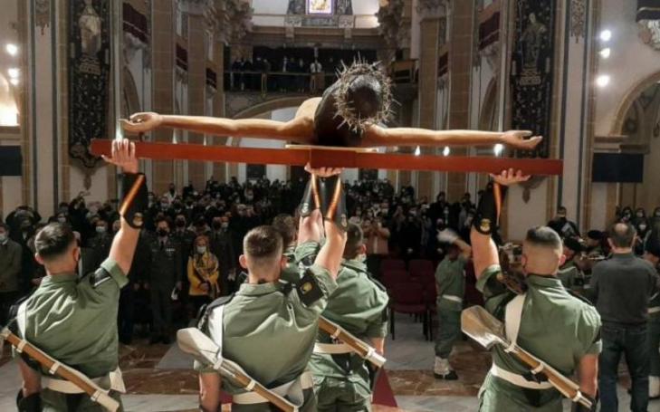 Squad of the BRIPAC Parachute Brigade &#039;Zaragoza 5&#039; holding the Cristo de la Salud