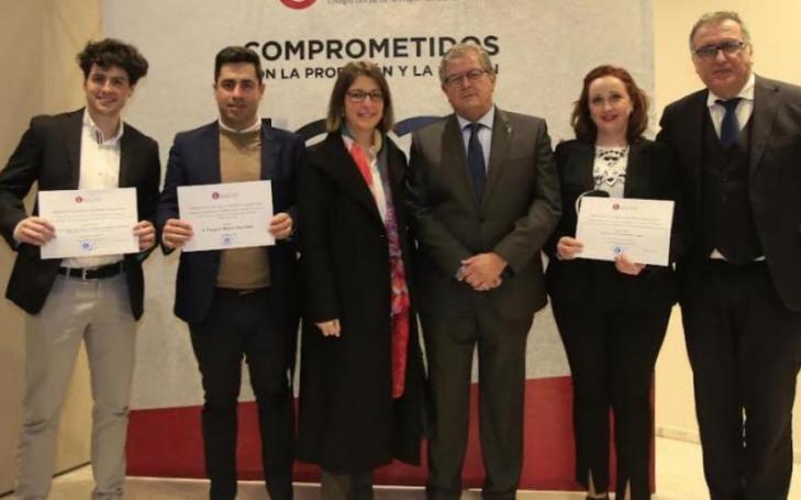 UCAM awarded students next to Ramón Madrid, dean of the Colegio de Economistas de Murcia; Gonzalo Wandosell, dean of the Faculty of Economics and Business of the Universidad Católica and Mercedes Carmona, vicedean of the Faculty of ADE.