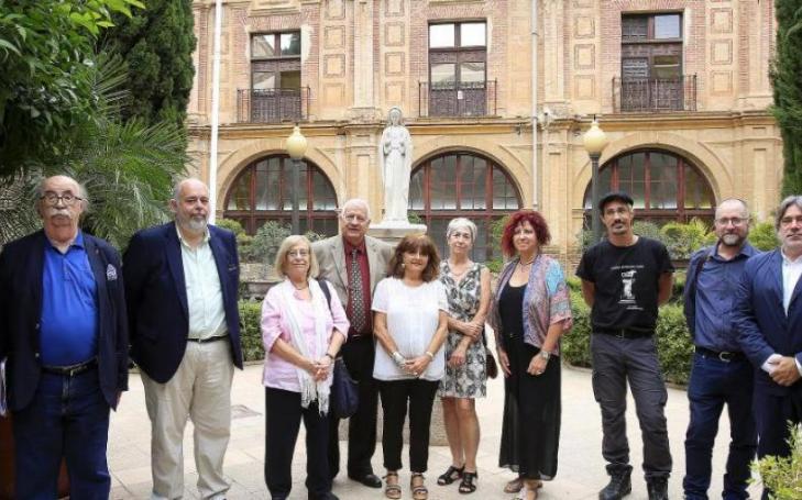 Josep Padró, Francisco Sánchez (Vice-Dean of the Degree in Principles of Architecture), Esther Pons, Maite Mascort, Hassan Amer and Cris Gabarrón with other participants.