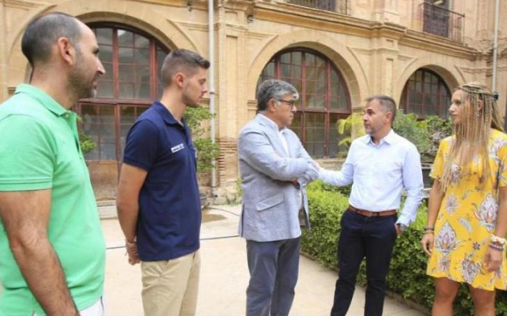 Jerónimo Lajara, dean of the UCAM School of Medicine (in the center), receives some of the members of the University who participated in the Uganda mission.