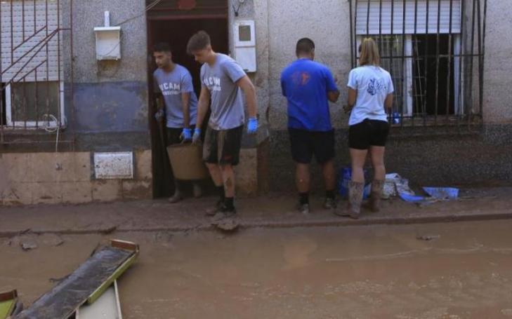 Volunteers during clean-up work in the Murcian district of Javalí Viejo.