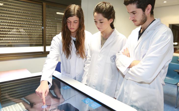 UCAM provides students with the most advanced equipment and a variety of high-end clinical simulation tools for the practical training sessions.