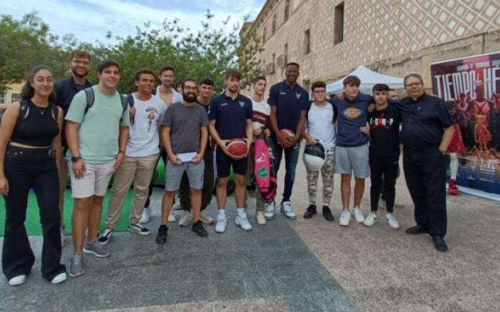 Urban Klavzar and Jordan Sakho, UCAM Murcia CB player, with some UCAM students and Luis Emilio Pascual, chaplain of the University and the basketball club