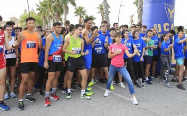 Sandra Sanchez, Olympic Karate champion, with UCAM students before the start of the University Mile