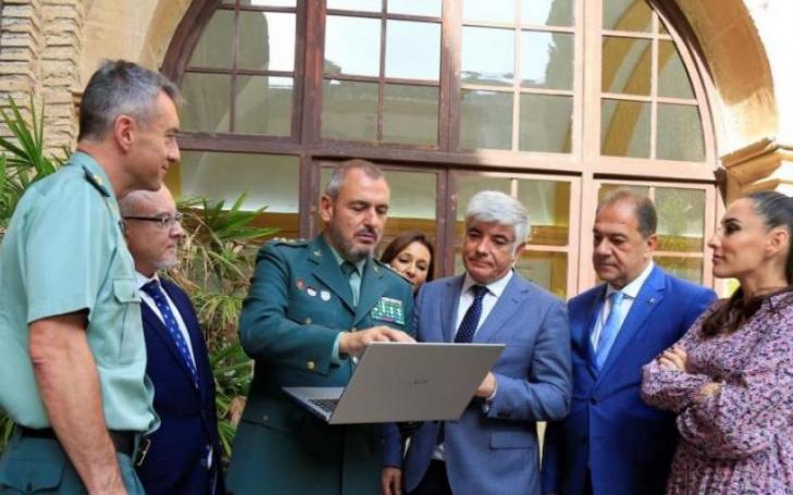 Juan Salom, chief colonel of the Cybersecurity Coordination Unit of the Guardia Civil, discusses with some of the participants in the congress a possible case of computer attack