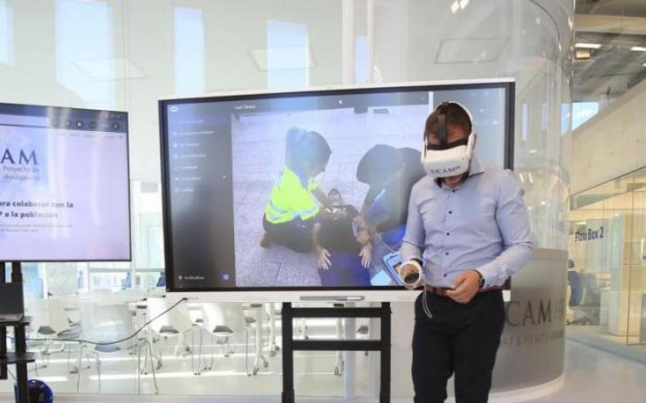 Manuel Pardo, UCAM professor and principal investigator of the University's 'New Technologies for Health' Group, at HiTech, with the virtual reality goggles, watching a 360º video.