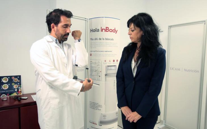 Dr. Pablo Barcina, coordinator of the clinic, explains the test which is carried out with a pachymeter.