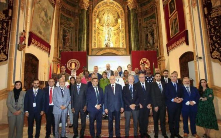 Family photo with the heads of UCAM and the DIHAD Foundation with some of the students of the first graduating class of the master&#039;s degree.