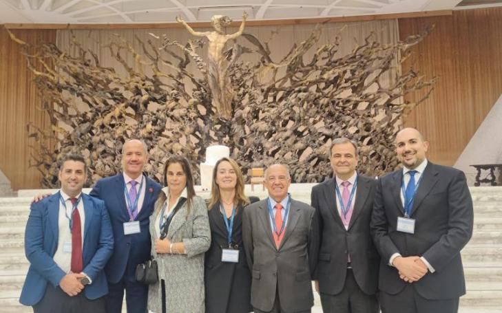José Luis Mendoza García (on the left of the picture), Director General of Institutional Relations, and Marco Bruno (on the right of the picture), Director of International Development, together with other members of Acción Social Empresarial