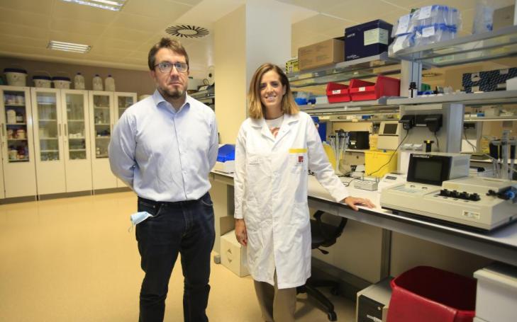 Horacio Pérez, PI and head of the Bioinformatics group at UCAM, together with Irene Martínez, researcher in Haematology and Clinical Experimental Medical Oncology at IMIB.