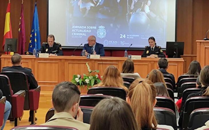 Javier Morote, head of the Murcia Provincial Public Security Brigade; José María Caballero Salinas, Vice-Dean of the UCAM Degree in Criminology, and Piedad Párraga Torres, Inspector of the National Police Force at the opening of the event