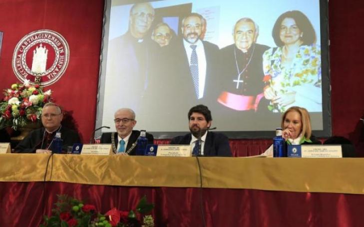 During the act, a video recalling the first Opening Ceremony of the Academic Year at UCAM 25 years ago was shown