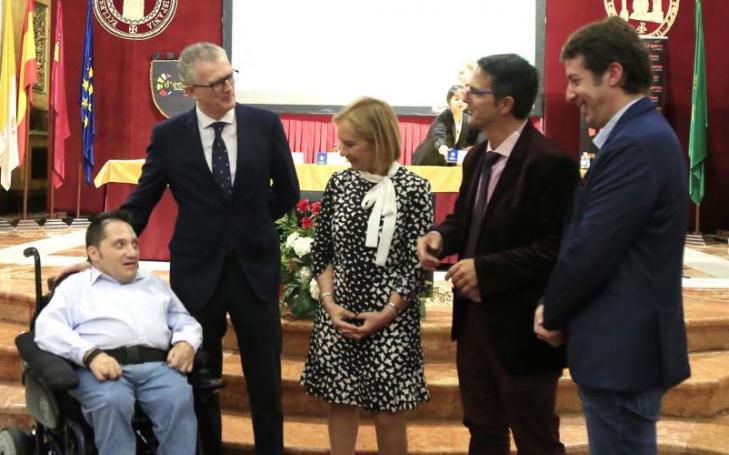 Juan José Pedreño, Minister of Health, Josefina García, Rector of UCAM, and Juan Carrión, President of D&#039;Genes, talk to Juan Antonio Carrasco and Óscar González, who live with a rare disease
