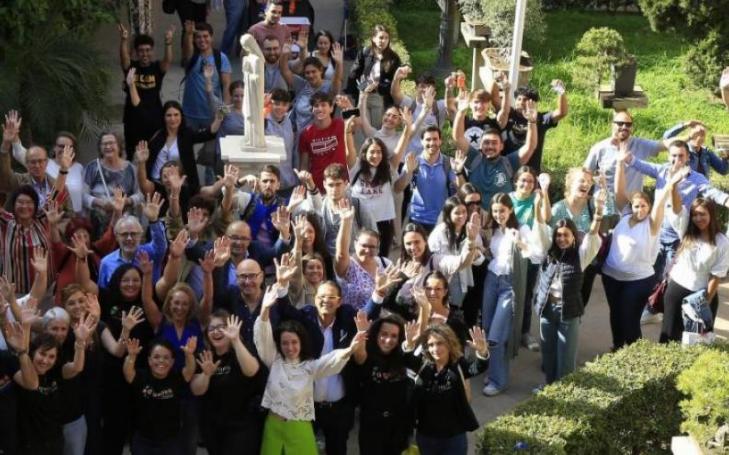 Members of the organization, speakers and students of the UCAM, in the Cloister of the Monastery of Los Jerónimos, during a break in the congress