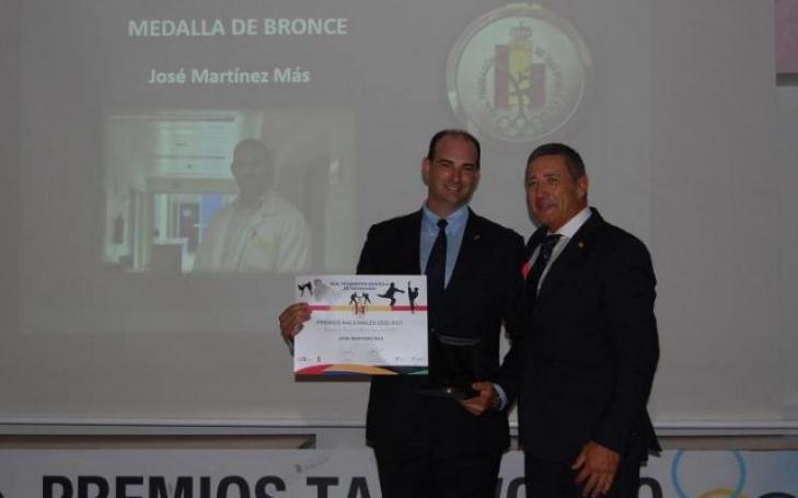 José Martínez Más receiving the Bronze Medal for Sporting Merit at the awards ceremony