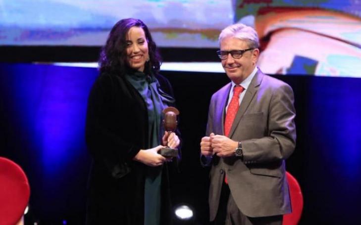 María Mendoza, Coordinator of the UCAM University Platform for Peace, received the Micrófono de Plata from Miguel Ángel Miralles, first Vice-President of the Regional Assembly
