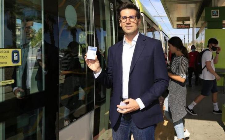Roberto Liñán, director of the Chair of Mobility and Sustainable Transport of the Metropolitan Area of Murcia, shows the information that will be given to users to complete the survey