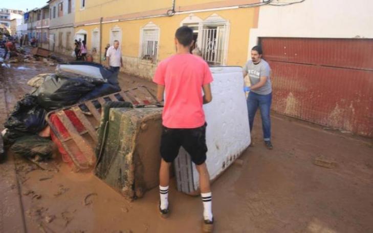 Volunteers during clean-up work in the Murcian district of Javalí Viejo