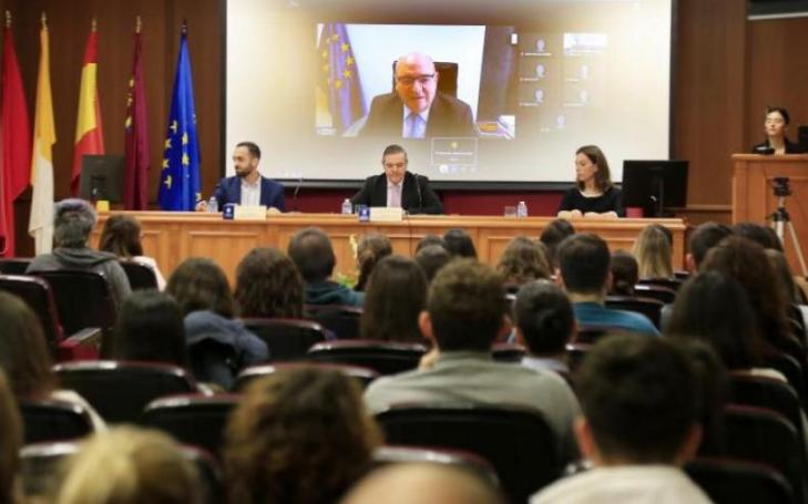 Live broadcast of José Manuel Pingarrón's participation in the meeting of UCAM student representatives.
