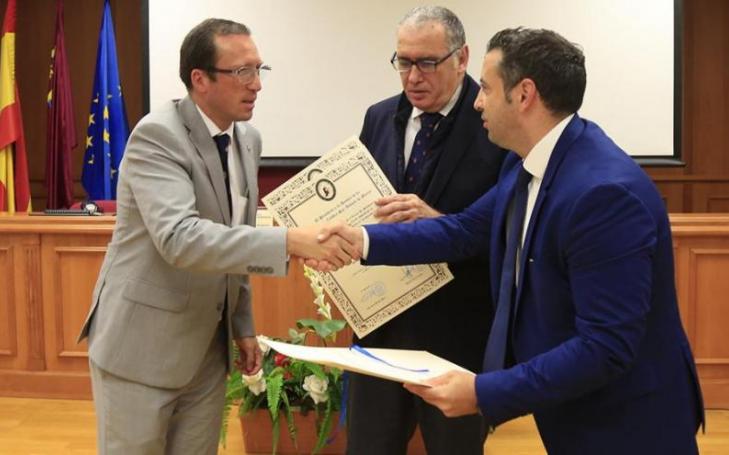 José Luis Mendoza García, director of Institutional Relations at UCAM, presented him with the appointment, accompanied by Gonzalo Wandosell, dean of the Faculty of Economics and Business.