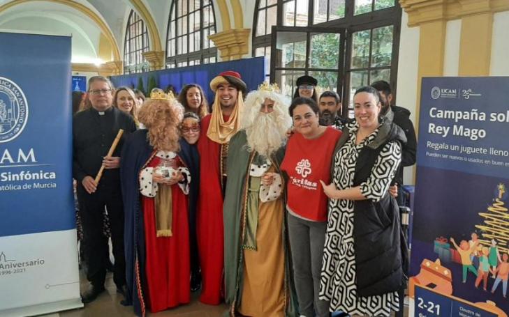 UCAM gives the presents from its 'No child without a toy'; campaign to Cáritas