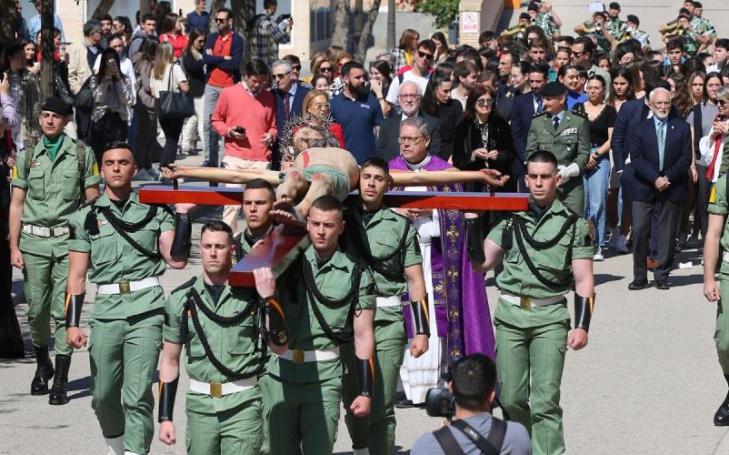 Touching procession of the University Christ of Health at UCAM with the Parachute Brigade