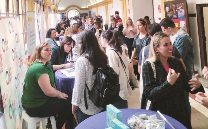 Networking between students and companies at the job fair