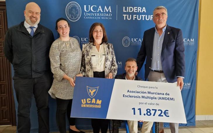 UCAM hands over the nearly €12,000 raised by the race against multiple sclerosis