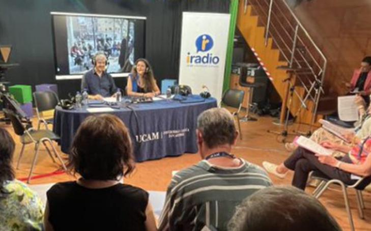UCAM students and senior citizens from the La Caixa Foundation united by the radio