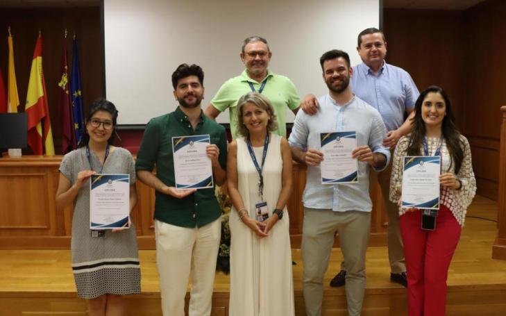 The award winners for the best presentations of their theses with Estrella Núñez, Vice-Rector of Research, and the event coordinators