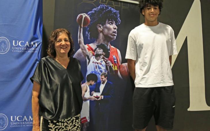 Izan Almansa Joins UCAM to Study a BBA Online