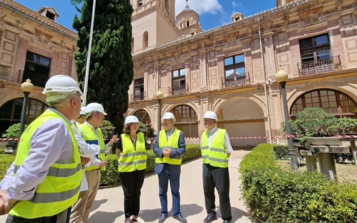 In the centre, María Dolores García, president of UCAM, and the architect Juan de Dios de la Hoz.