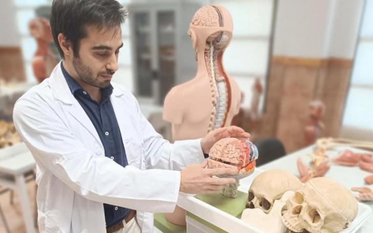 Dr César Toledo in a classroom at the Faculty of Medicine on the Los Jerónimos Campus