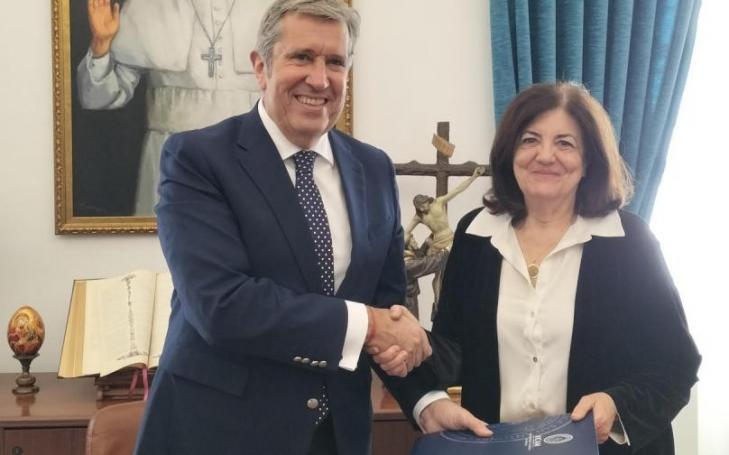 Javier Collado and María Dolores García after the signing. UCAM