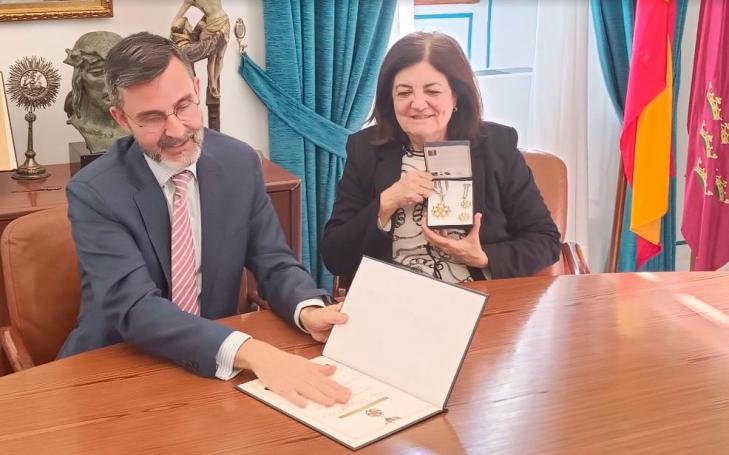 El alto funcionario de la OTAN, Andrés Muñoz Mosquera, entrega el prestigioso reconocimiento a la presidenta de la UCAM, María Dolores García Mascarell