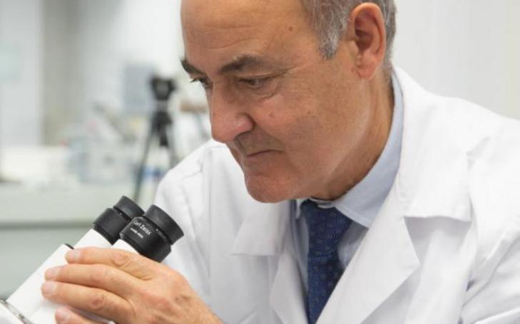 Dr Vidal Vanaclocha in a laboratory of the UCAM HiTech incubator.