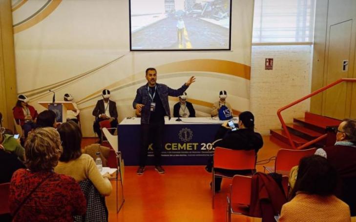 Manuel Pardo, Vice-Dean of UCAM, during the Virtual Reality workshop at the XIII CEMET 2024