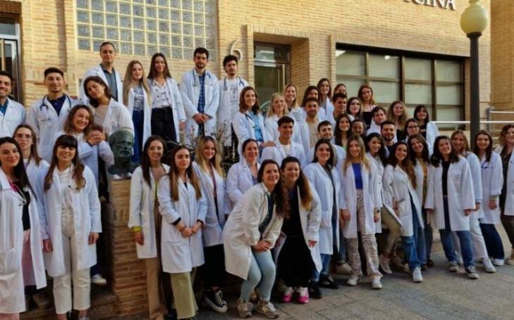 Students from the sixth year of the UCAM Medical Degree at the Murcia campus, in front of their Faculty.