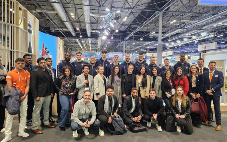Tourism students and lecturers at the Universidad Católica Murcia together with the UCAM CB basketball team.