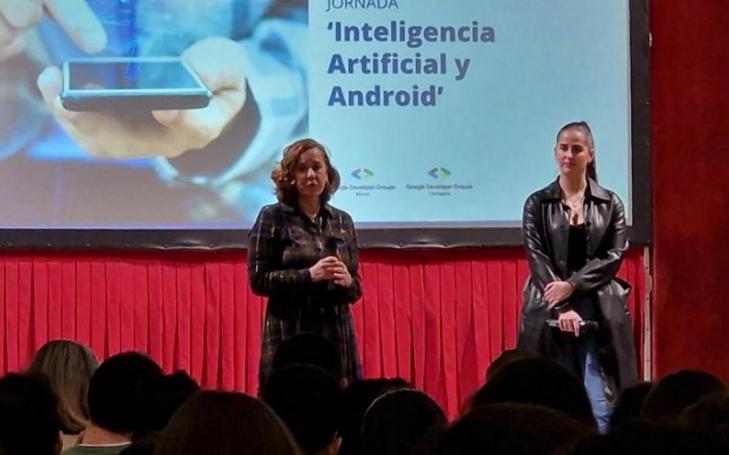 Belén López Ayuso, vice-rector of Virtual Education at UCAM and Irene Ruiz, director of &#039;Google for Developers&#039; in Murcia and student of Computer Science at the Catholic University of Murcia, during the conference held at the UCAM Campus.