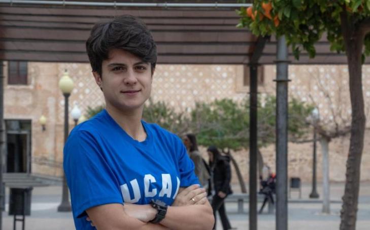 The walker María Pérez, on the Los Jerónimos Campus