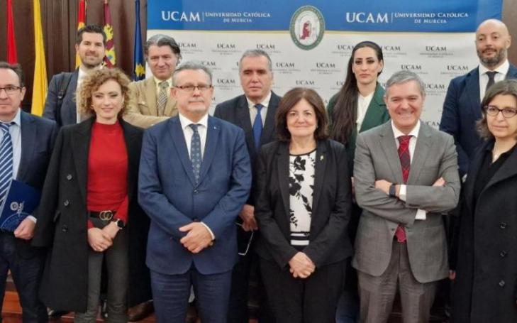 Family photo with members of the UCAM and the College of Social Graduates after the signing of the agreement.