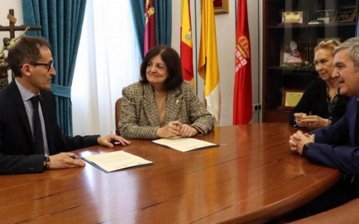 Ricardo Díaz, president of the General Council of Official Associations of Chemists of Spain, and María Dolores García, president of the UCAM, signed the agreement, accompanied by the rector of the University and the vice-rector for Quality and Academic Organisation.