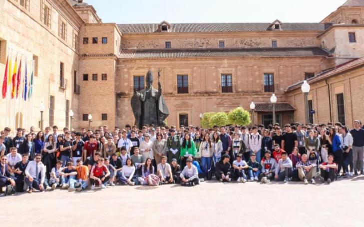 Family photo of the Science Olympiads 2024