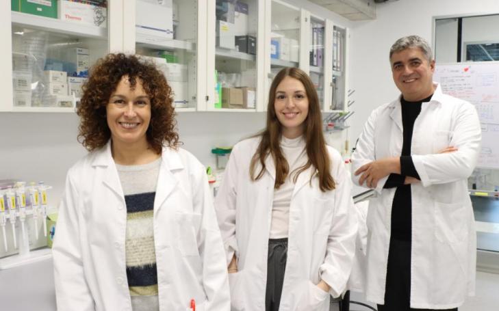 Researcher Óscar Aguilera with his team in one of the UCAM HiTech laboratories.