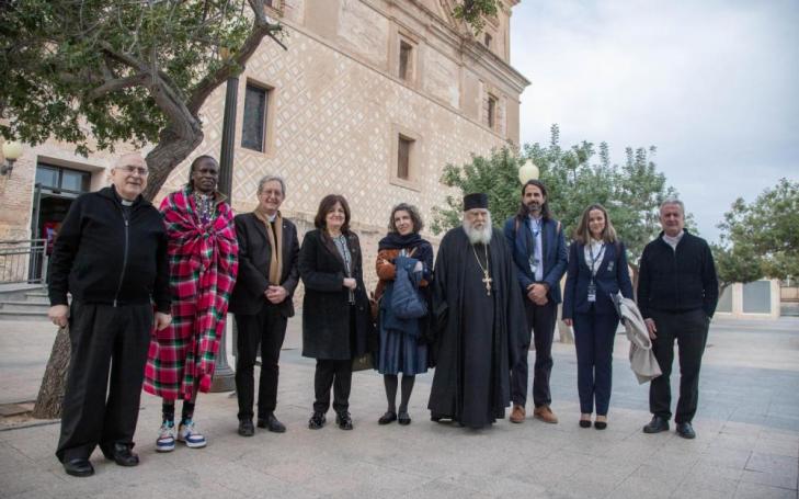 María Dolores García, president of the UCAM, together with organisers and some of the participants of the 23rd International Charity and Volunteering Days