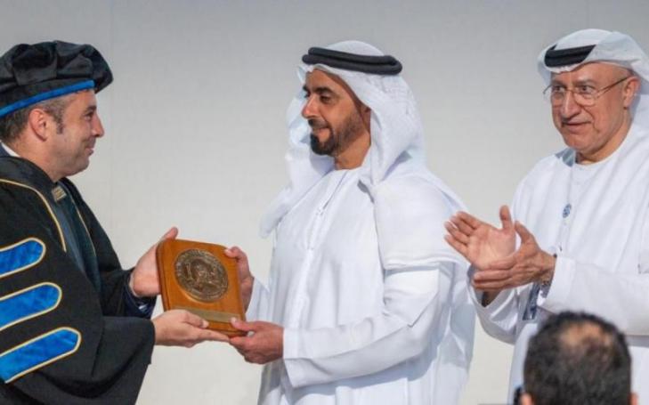 José Luis Mendoza presents Saif bin Zayed Al Nahyan with a metope with the UCAM coat of arms in the presence of Abdulsalam Al-Madani.