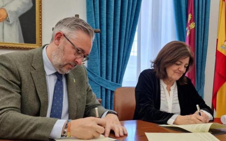 Víctor Martínez, mayor of Santomera, and María Dolores García, president of the UCAM, during the signing of the collaboration agreement.