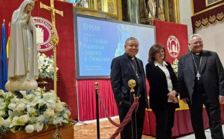 Bernardito Cleopas, Papal Nuncio to Spain; María Dolores García, UCAM President, and Monsignor José Manuel Lorca, next to the Pilgrim Virgin of Fátima, in the Monastery of Los Jerónimos.